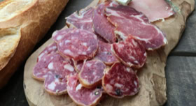 Saucisson de porc corse (et uniquement) sur sa planche de présentation ©MadoZiruddu 
