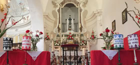 Eglise Sainte Marie Majeure à Bonifacio en Corse, décorée à l'occasion de la Semaine Sainte ©MadoZiruddu 