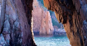 Arche du Capo Rosso dans le golfe de Porto en Corse ©MadoZiruddu