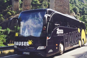 autocars de tourisme sur les routes de Corse