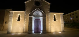 façade de l'église St Dominique à Bonifacio illuminée