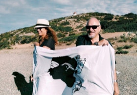 Delphine et Gino conducteur de tourisme, avec le drapeau corse dans le Cap Corse