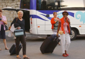Marie-France et ses clients à leur arrivée à l'hotel