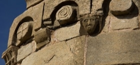 Détails de l'abside de la chapelle romane Sant'Andria sur les hauteurs de Biguglia, en Corse ©MadoZiruddu 