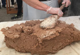 Préparation de la pulenda de farine de chataignes, traditionnelle en Corse 