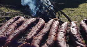 le Figatellu (ou figatelli au pluriel) spécialité hivernale corse à base de foie frais de porc, à déguster braisée