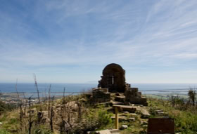 Ruines de la chapelle romane de Sant Andria sur les hauteurs de Biguglia, en Corse ©MadoZiruddu 