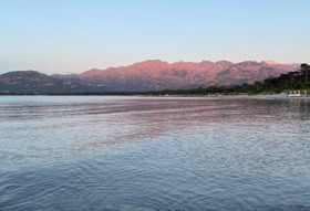 Sunset sur les montagnes autour de la Baie de Calvi en Corse
