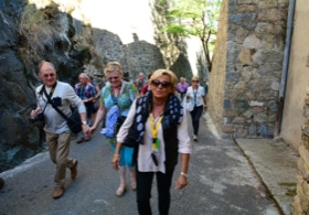 Monique pendant une visite de Corté en Corse