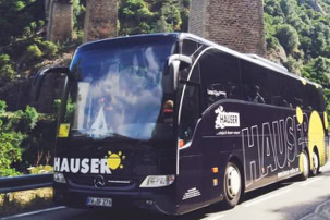 autocars de tourisme sur les routes de Corse