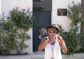 Marie-France devant la tombe de Tino Rossi dans le cimetière d'Ajaccio en Corse