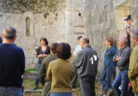 Delphine dans la chapelle romane de San Petru à Barbaghju en Corse