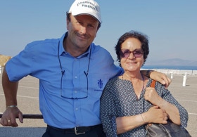 Francine et un conducteur d'autocar de passage en Corse